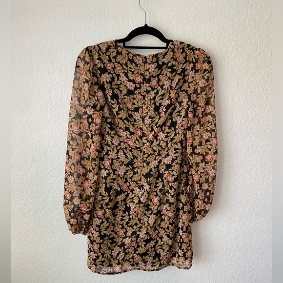 Nasty Gal Long Sleeve Floral dress. Buttons up the front and zipper in the back - Picture 5 of 5